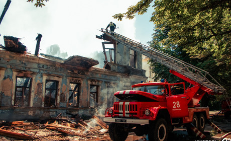 В Нікополі, в Старій частині міста згоріла історична будівля. Фото з місця події
