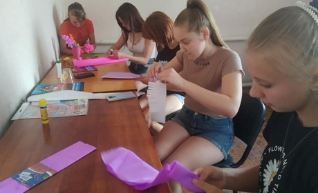 В Тимонівській бібілотеці і клубі виготовили квіти із паперу