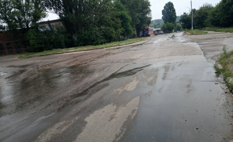 Тече річечка невеличечка: по Коротченка у Первомайську прорвало каналізацію, обережніше. Фотофакт