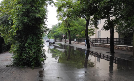 Нова Каховка потопає: яка комунальна служба хоче вийти сухою з води?