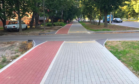 Вулиця Доценка з новими тротуарами, асфальтним покриттям та зупинками. Фотофакт
