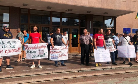 Під ОДА протестують жителі Спаської громади Калуського району: вимагають ремонту дороги