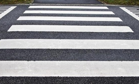 Пішохід не має права ставати на дорогу, навіть на пішохідний перехід, не впевнившись у безпеці