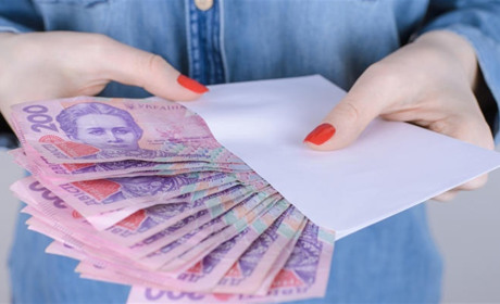 "Вистачає на комуналку та продукти": куди витрачають свої зарплати лозівчани?