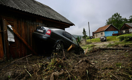 У Стебному прибирають завали, шукають зниклого