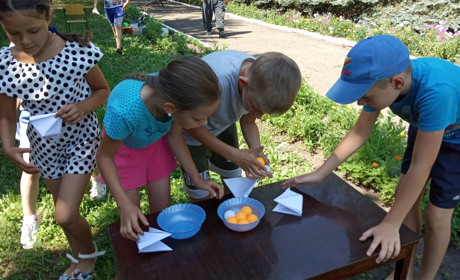 Як діти виграли цукерки в шоколадних естафетах в селі Воєводське