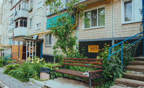 Фотопідбірка квітучих дворів багатоквартирних будинків Нікополя. Вулиця Шевченка