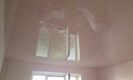 10 достоинств натяжных потолков