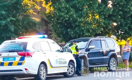 Позашляховик у Неполоківцях наїхав на вагітну жінку-пішохода і дитину у візочку