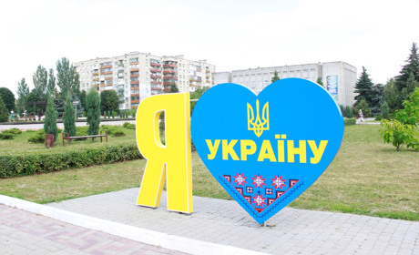 В Попасной установили новую стелу «Я люблю Украину» взамен разбитой