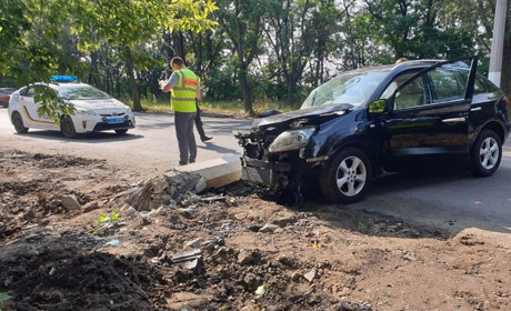 Внаслідок наїзду на електроопору у Мелітополі постраждала дитина
