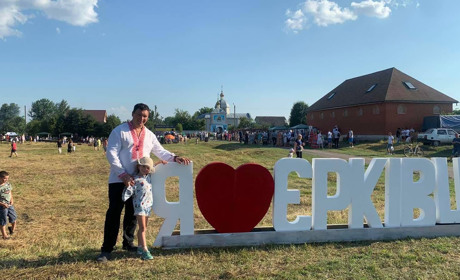 Єрківчани з’їли п’ятикілограмовий коровай на іменинах свого села