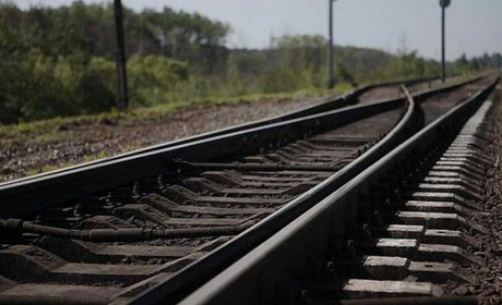 Чоловік скоїв самогубство, кинувшись під потяг. На місці події працює поліція