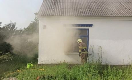 У Сарнах горів житловий будинок: за 20 хвилин пожежу ліквідували