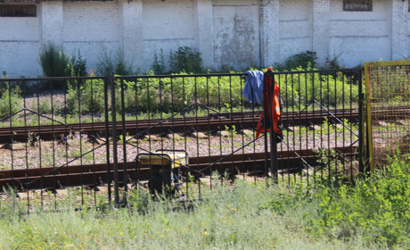 Вздовж вулиці Залізничної ставлять металевий паркан, як бути мешканцям