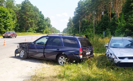 Невдало обігнав: поблизу Крупця "Форд" зіштовхнувся з "Фордом", є постраждалі