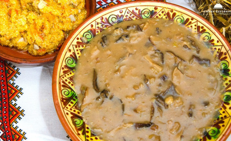 Традиційна страва з села Ревне: гриби з підливою або грибна підпалка