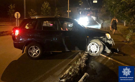 Нетверезий водій, який в'їхав на Любецькій в огорожу, має відшкодувати збитки місту