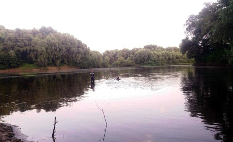 Рятувальники і поліція шукають 10-річну дівчинку. Дитина під час купання у річці потрапила у вир