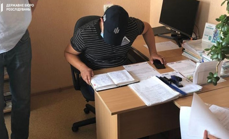 Працівник Державної екологічної інспекції вимагав 17 тис. грн з підприємства, що вирощує лохину