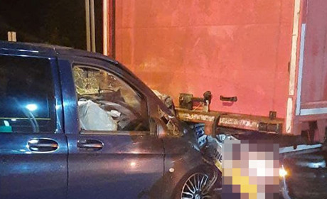 На трасі Київ-Чоп бус в'їхав у фуру: потерпілого госпіталізували до новоградської лікарні