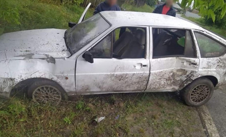 Водій автомобіля Volkswagen з’їхав на узбіччя, де скоїв наїзд на електроопору