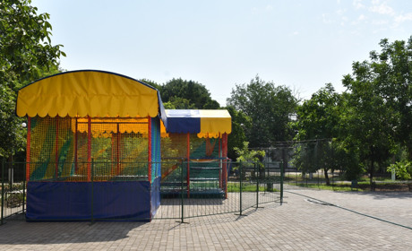 В Нижніх Сірогозах облаштували 3 атракції: водяну арку, літній кінотеатр та ігровий комплекс