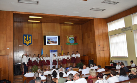 Привіт з Румунії: у Рахові виступили фольклорні колективи села Бістра