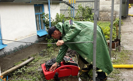 Спасатели помогали ликвидировать последствия ливней
