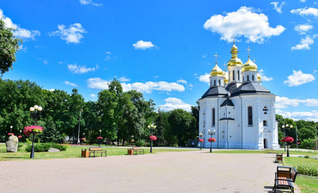 Біля Катерининської церкви встановили додаткові лавки та урни. Фотофакт