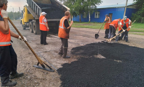 Дорожники займаються ямковим ремонтом дороги Р-66 біля Демино-Олександрівки