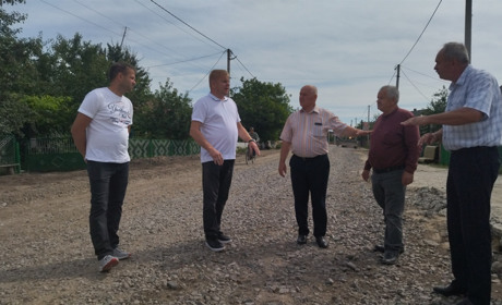 Про дороги, тривоги і щастя: з робочим візитом у Вараському районі побував нардеп Віктор М’ялик
