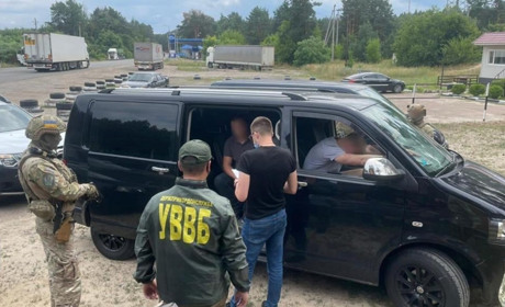 Росіянин хотів в'їхати на територію України за "винагороду" прикордоннику у тисячу доларів