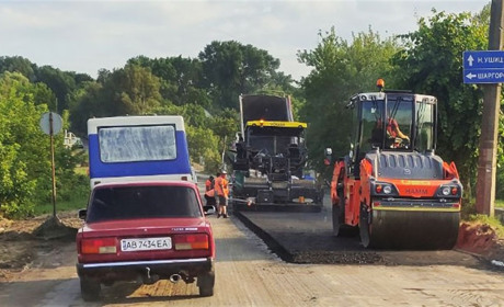 Ремонт дороги перемістився на початок міста: біля знаку "Бар-Бар" багато техніки