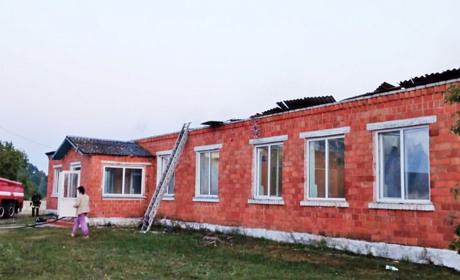У Вараському районі від блискавки згорів дах школи
