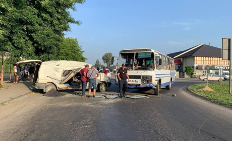 У Мамаївцях на кільці "бус" зіткнувся з маршруткою, є постраждалі