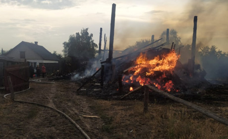 Згоріли 20 тонн сіна та господарчі будівлі: у Сарненському районі спалахнули дві пожежі