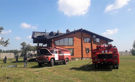 Горів житловий будинок: степанські рятувальники гасили пожежу в сусідньому районі