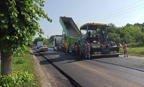 Дорожники зробили перший шар асфальту від знаку Бар-Бар до швейної фабрики