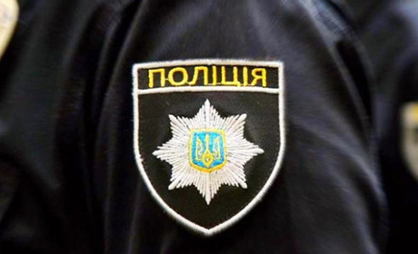 У Лозовій за будинком на 4 мікрорайоні помер чоловік: поліція просить лозівчан опізнати померлого