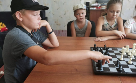 Як сільські діти навчаються грати у шахи в бібліотеці