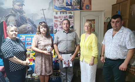 Оберіг загиблого воїна Дмитра Дарія з Суховерхова привезла на Буковину волонтерка з Бахмута