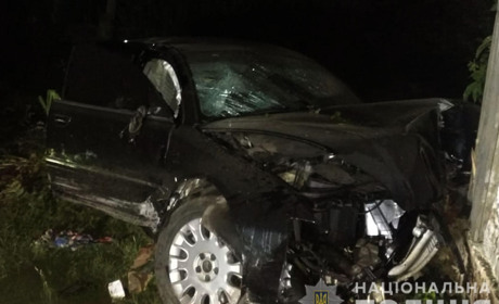 18-річна водійка не впоралась із керуванням і в'їхала у будинок. Двоє людей загинуло