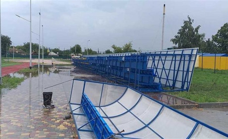 Понівечені дахи та автівки, перекритий рух транспорта, розірвані дроти: наслідки негоди у Волновасі