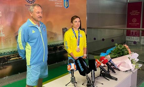 Стрільчиню Олену Костевич зустріли в Україні. Спортсменка повернулася з Олімпіади