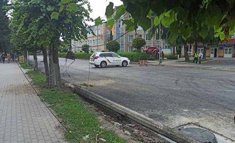 В Барі перекривають окремі ділянки дороги, бо міняють електроопори