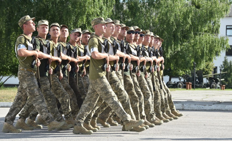 Військові готуються до параду з нагоди 30-річчя Незалежності в Гончарівському, а техніка - в Півцях