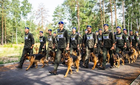Кінологічна пара з Калинівки готується до параду з нагоди Дня незалежності України