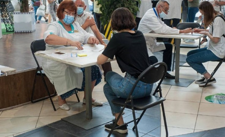 У херсонському ТРЦ щеплення проти COVID-19 вже отримали 10 тисяч людей