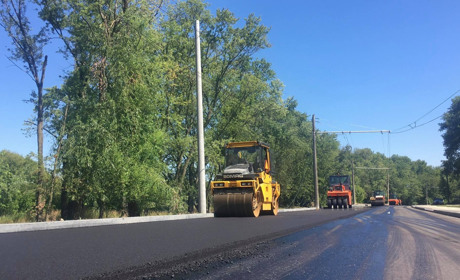 На Малиновського вкладають верхній шар асфальту. Фото